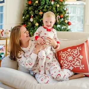 THE BEAUFORT BONNET COMPANY Women’s Keeping Spirits Bright Santa Pajama Set